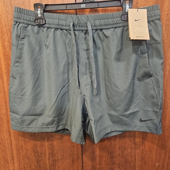 Nike Men's Dri-FIT Form Unlined Shorts 5 in Large Vintage Green - Picture 1 of 4